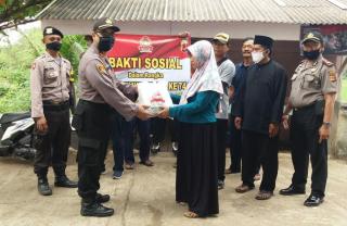Kapolsek Cibatu Bagikan 128 Kanting Beras Kepada Masyarakat